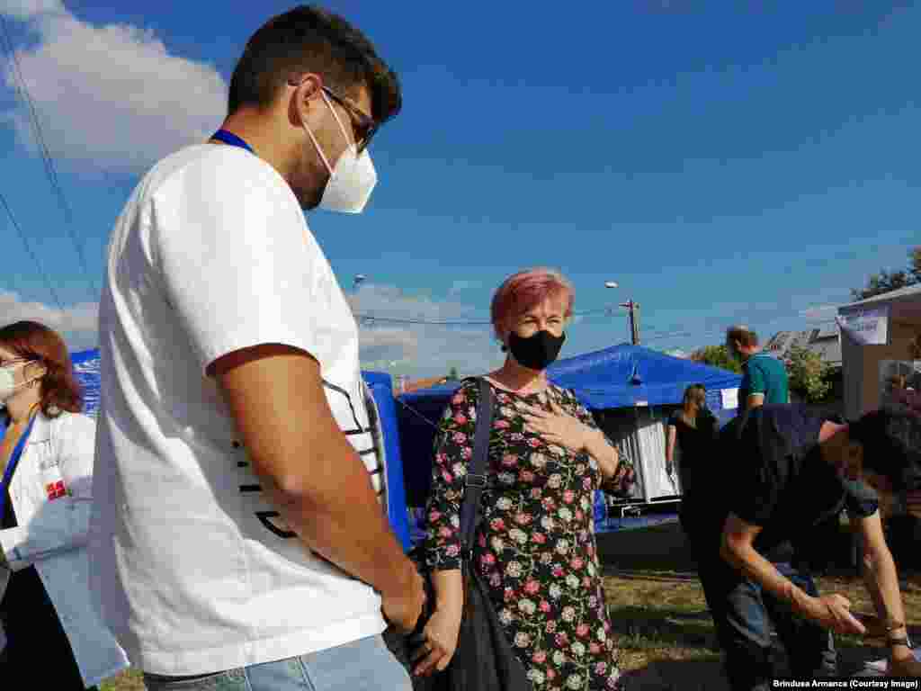 Câteva persoane au venit pentru vaccinare la Caravana medicală