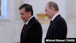 Өзбекстан президенті Шавкат Мирзияев (сол жақта) пен Ресей президенті Владимир Путин.