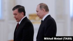 Президент Узбекистана Шавкат Мирзияев (слева) и президент России Владимир Путин.