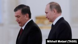 Ўзбекистон президенти Ш.Мирзиёев (ч.) ва Россия президенти В.Путин (ў) - сурат 2017 йил 5 апрелида Кремлда олинган.