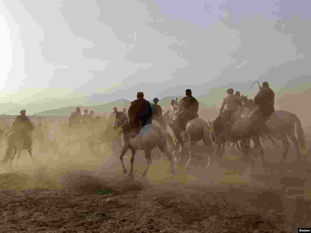 Afganistan - Tradicionala igra na konjima, Kabul, 27.10.2011. Foto: Reuters / Omar Sobhani 