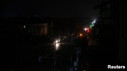 Автомобілі рухаються темною вулицею під час відключення електроенергії в Запоріжжі, 7 січня 2026 року