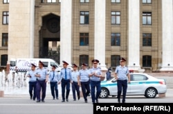 "Астана" алаңында жүрген полицейлер. Алматы, 9 маусым 2019 жыл.