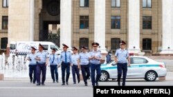 Полицейские в районе площади Астана в Алматы. 9 июня 2019 года. 