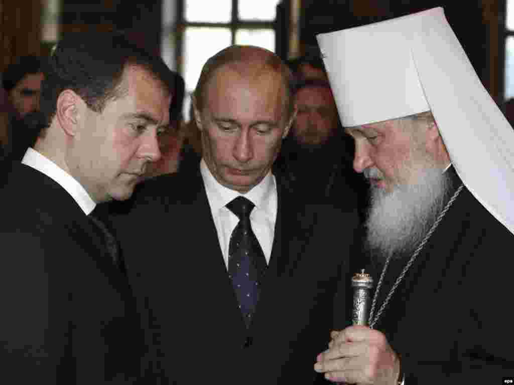 Второй и третий президенты России с пока еще не шестнадцатым патриархом.