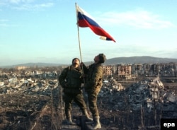 Російські військові піднімають прапор Росії в центрі Грозного, лютий 2000 року. Росія захопила Грозний тільки тоді, коли перетворила його бомбардуваннями та обстрілом на руїни