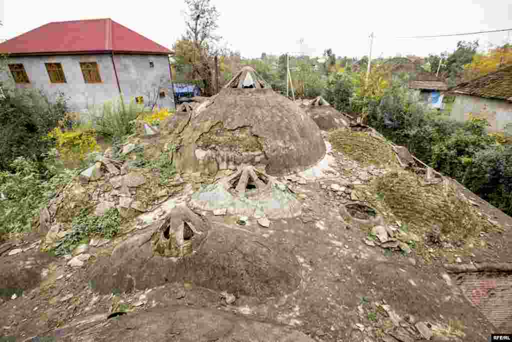 1806-cı ilə aid olan tarixi abidə kimi qeydə alınan Hamamın damı bu vəziyyətdədir.