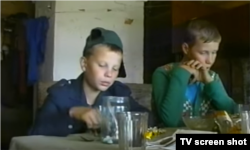 Кадр из фильма Тофика Шахвердиева "Два мальчика, которые не пьют" из документального цикла "Детство"