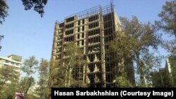 عضو کمیسیون عمران مجلس می‌گوید نیاز سالانه ساخت مسکن در ایران حدود یک میلیون واحد است که از این عدد «بسیار عقب» هستیم.