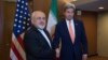 جان کری (راست) و محمدجواد ظریف قبل از آغاز مذاکرات نیویورک با هم دست دادند.