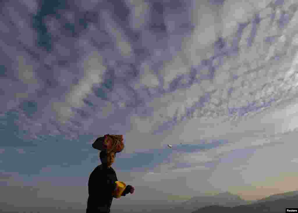 An Afghan boy carries bread on his head to sell in Kabul. (Reuters/Mohammad Ismail)