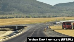 На недостроенных участках движение идет по двум полосам во встречных направлениях