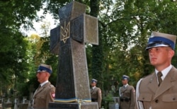 Почесна польська варта в День польського війська біля пам'ятника воїнам УНР у Варшаві, 15 серпня 2017 року