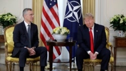 Президент США Дональд Трамп під час зустрічі з Генеральним секретарем НАТО Єнсом Столтенберґом (ліворуч) у Лондоні, 3 грудня 2019 року