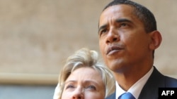 АҚШ президенті Барак Обама мен мемлекеттік хатшы Хиллари Клинтон Мысырдағы Хасан Сұлтан мешітінде. 4 маусым 2009 жыл.