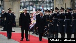 Официальная церемония встречи президента Армении в резиденции президента Чехии, Прага, 30 января 2014 г․