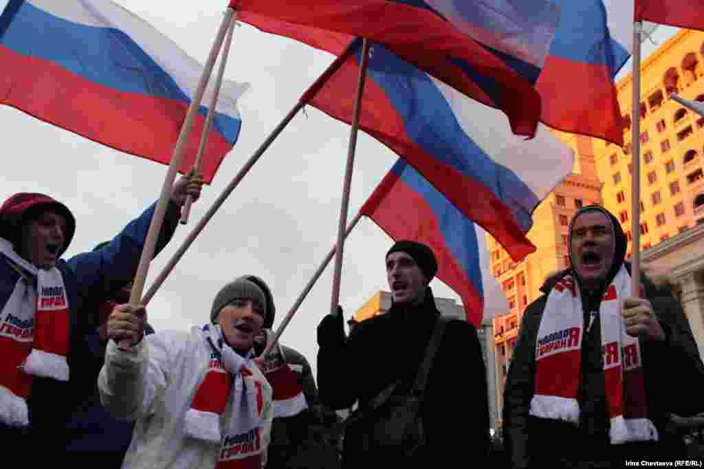 Сторонники Владимира Путина собрались на митинг в его поддержку на Манежной площади в Москве