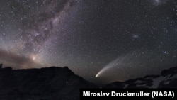 Сүрөттүн ортосунда МакНот кометасы (С/2006 Р1), асманда үч галактика, Патагония тоо-кыркалары, Аргентина, 10-январь 2007-ж.