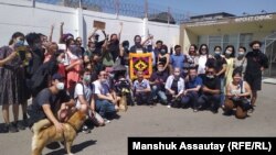 Асия Тулесова после освобождения и ее сторонники. Алматы, 12 августа 2020 года.
