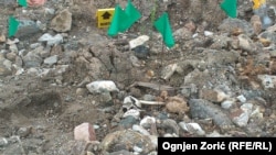 Ekshumiranje žrtava iz masovne grobnice Rudnica pored Raške u aprilu 2014. godine. U grobnici su nađena 54 tijela albanskih civila sa Kosova.