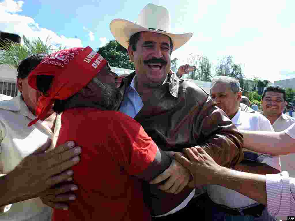Свергнутый президент Гондураса Мануэль Селайя вернулся в страну. Он находится не территории посольства Бразилии 