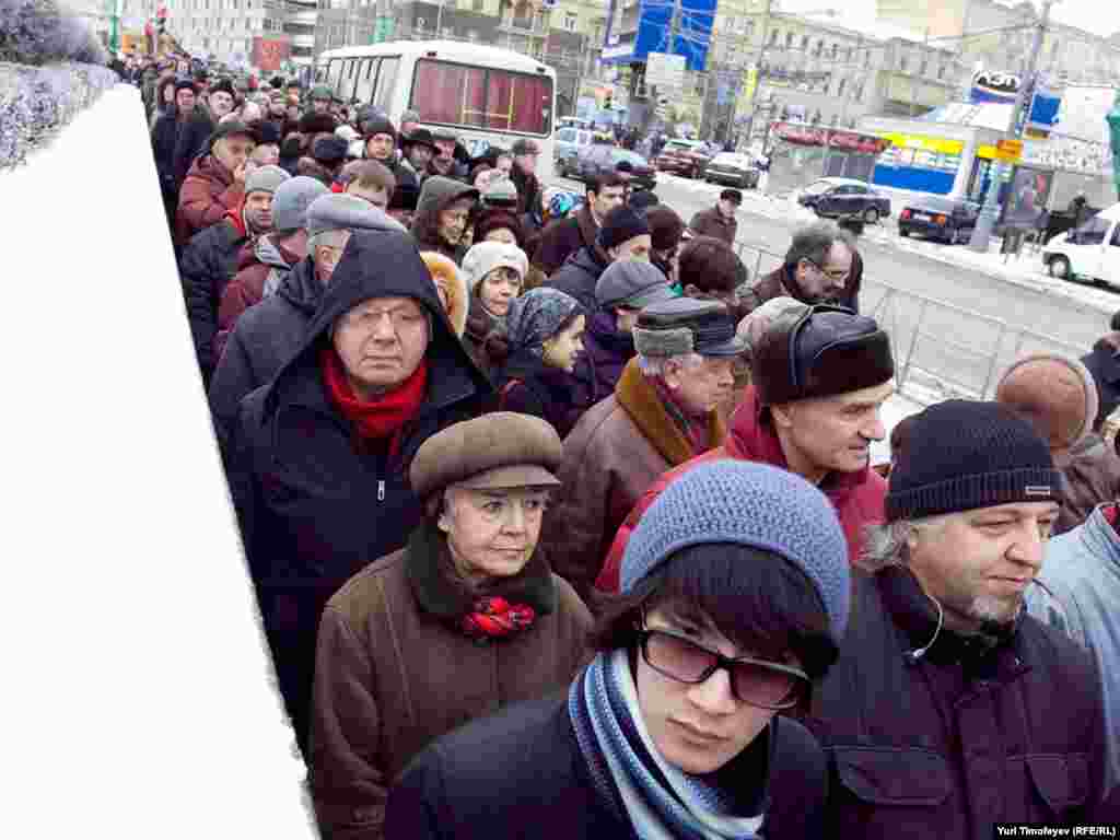От метро "Пушкинская" растянулась очередь желающих попасть на митинг