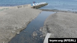 Ливневая канализация на пляже в Феодосии (иллюстративное фото)