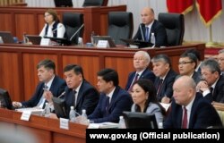 Қырғыз парламентінде отырған үкімет мүшелері. Сурет Қырғызстан президенті сайлауына дейін түсірілген. 27 сәуір 2017 жыл.
