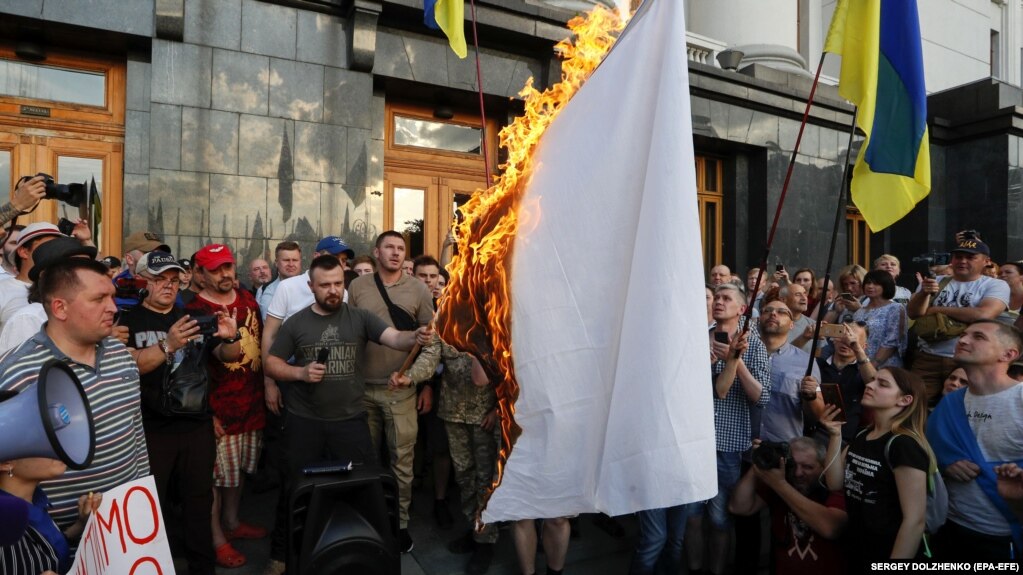 ÐÑÐºÐµÑÑÐ²Ð°Ð»ÑÐ½Ð¸ÐºÐ¸ Ð²Ð¸Ð¼Ð°Ð³Ð°Ð»Ð¸ Ð²ÑÐ´ÑÑÐ°Ð²ÐºÐ¸ Ð³Ð¾Ð»Ð¾Ð²Ð¸ Ð¢ÑÐ¸ÑÑÐ¾ÑÐ¾Ð½Ð½ÑÐ¾Ñ ÐºÐ¾Ð½ÑÐ°ÐºÑÐ½Ð¾Ñ Ð³ÑÑÐ¿Ð¸ Ð²ÑÐ´ Ð£ÐºÑÐ°ÑÐ½Ð¸ Ð½Ð° Ð¿ÐµÑÐµÐ³Ð¾Ð²Ð¾ÑÐ°Ñ Ñ ÐÑÐ½ÑÑÐºÑ ÐÐµÐ¾Ð½ÑÐ´Ð° ÐÑÑÐ¼Ð¸ ÑÐ° Ð¿ÑÐµÐ·Ð¸Ð´ÐµÐ½ÑÐ° Ð£ÐºÑÐ°ÑÐ½Ð¸ ÐÐ¾Ð»Ð¾Ð´Ð¸Ð¼Ð¸ÑÐ° ÐÐµÐ»ÐµÐ½ÑÑÐºÐ¾Ð³Ð¾. ÐÐ° ÑÐ¾ÑÐ¾ ÑÐ¿Ð°Ð»ÑÑÑÑ Â«Ð¿ÑÐ°Ð¿Ð¾Ñ ÐºÐ°Ð¿ÑÑÑÐ»ÑÑÑÑÂ»