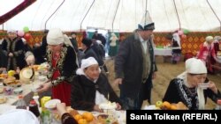 Отпан тауға көрісуге келген жұрт дастархан басында отыр. Маңғыстау, 14 наурыз 2016 жыл.
