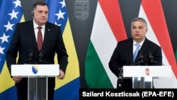 The 10-year loan, with a fixed interest rate of 5 percent, comes from a Hungarian state-controlled bank that has been accused of financing friends of Prime Minister Viktor Orban (right), who has been a supporter of Milorad Dodik (left), the leader of Republika Srpska. (file photo). 