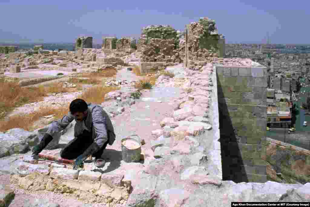 Većina starog grada Alepa je izgrađena u vrijeme Umayyad vlade, sunitske dinastije koja je vladala na području Bliskog istoka do 8. vijeka. Na fotografiji: restauratorski radovi na maloj tvrđavi, 2004.