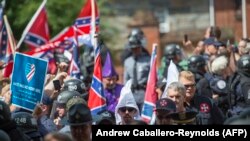 Membrii ai Ku Klux Klan și ai altor organizații rasiste la sosirea la Charlottesville, Virginia