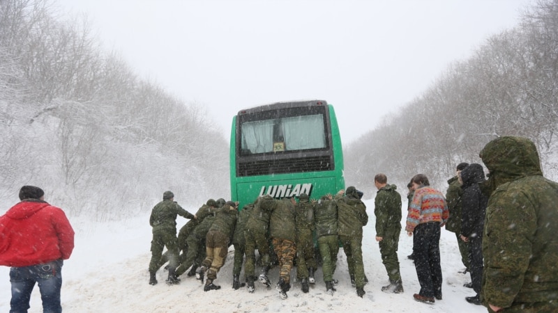 Из-за непогоды в Крыму возможны заторы на дорогах – спасатели 