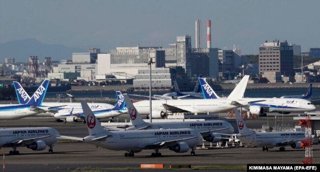 Самолеты, стоящие на земле в аэропорту Ханэда. Токио, 14 апреля 2020 года