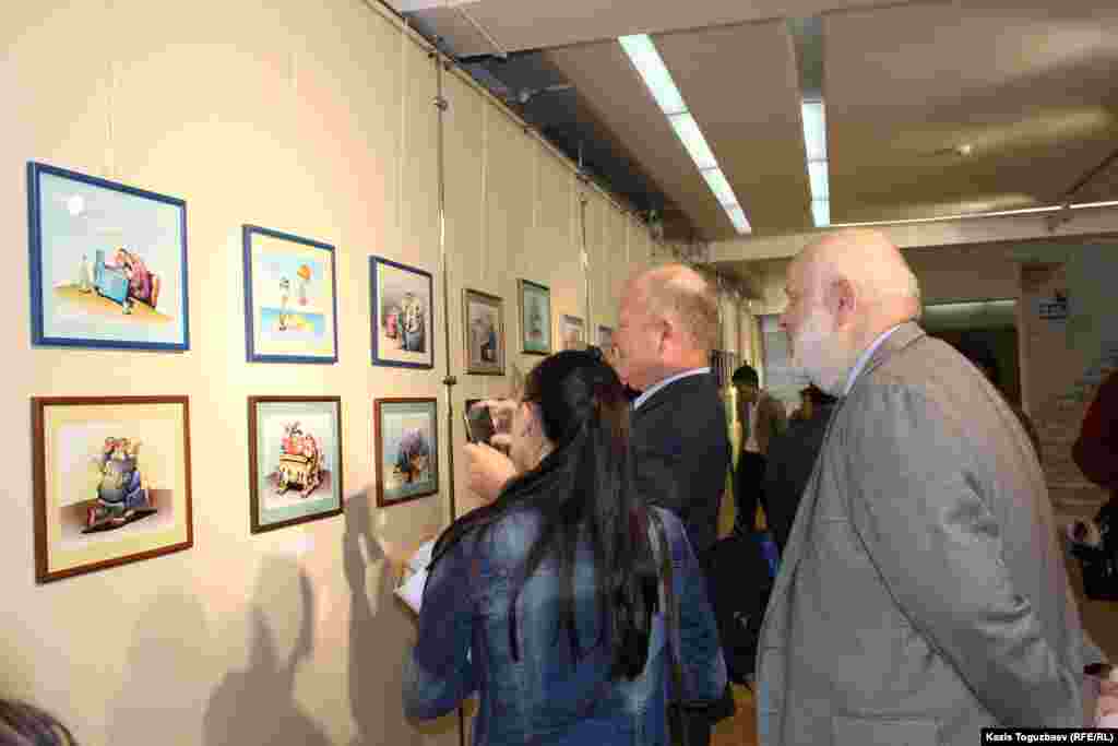 Посетители Государственного музея на выставке карикатур, посвященной Всемирному дню свободы прессы. Алматы, 30 апреля 2015 года.