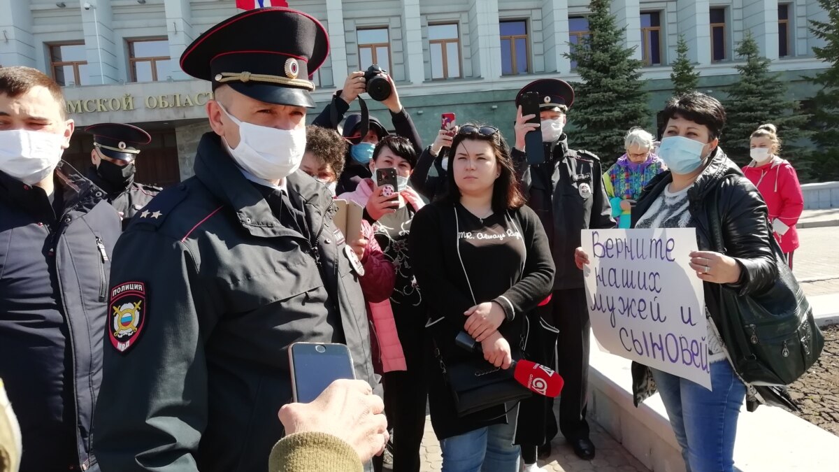 В Омске семьи вахтовиков провели пикеты у дома правительства