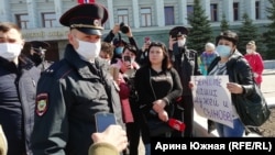 Пикеты родственников рабочих-вахтовиков в Омске