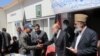 کوټه: افغان سفیر محمد عمر داودزی له غمځپلو کورنیو یوه غړي ته مرسته وېشي.