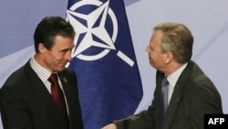 Fogh Rasmussen (levo) se rukuje sa odlazećim generalnim sekretarom NATO-a Jaapom de Hoop Schefferom (desno) tokom press konferencije za vrijeme NATO samita u Strasbourgu, 04. april 2009.