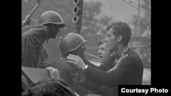 Кадр из фильма "Мой неизвестный солдат". Пражане убеждают советских солдат возвращаться домой