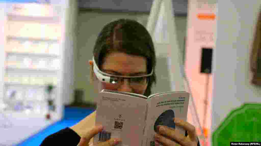 Citind o D-Book cu ochelari Google... 