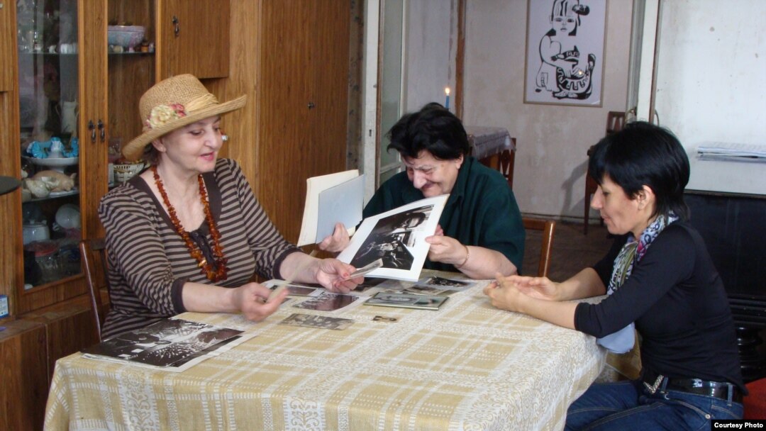 Sənətşünas Sara Nəzirova film çəkilişi zamanı