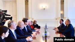 Azərbaycan prezidenti İlham Əliyev fevralın 25-də Amerika Yəhudi Komitəsinin prezidenti Con Şapironun başçılıq etdiyi nümayəndə heyətini qəbul edib. (President.az)