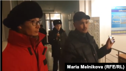 Бывший полицейский Альбек Ергазиев (справа) в суде, где ему вменяют «нарушение порядка проведения мирных собраний». Уральск, 13 декабря 2019 года.