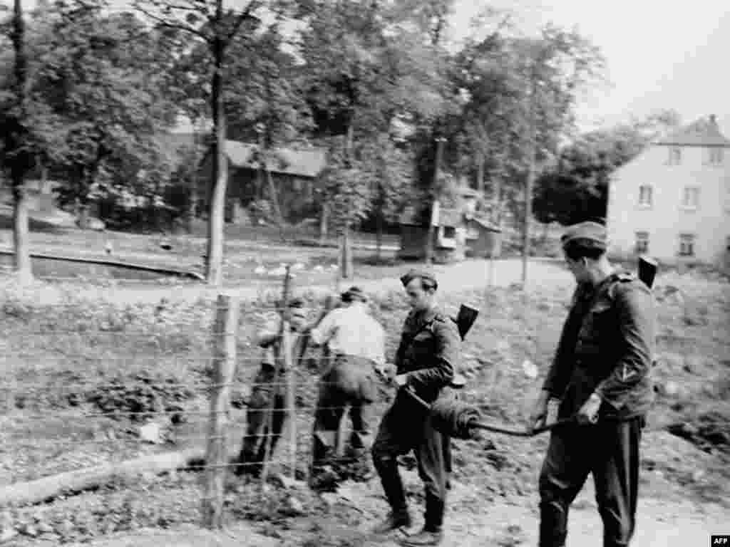 Fotografija iz 1957-e godine. Postavljanje žice na čije će mjesto kasnije doći zid razdvajanja.
