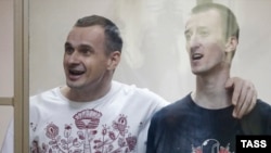 Олег Сенцов (л) і Олександр Кольченко співають гімн України після того, як суддя оголосив їм вирок, Ростов-на-Дону, Росія, 25 серпня 2015 року 