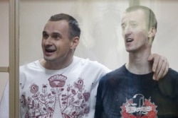 Олег Сенцов (ліворуч) і Олександр Кольченко на суді в Ростові-на-Дону, 25 серпня 2015 року