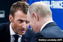 French President Emmanuel Macron (left) and Russian President Vladimir Putin (file photo)