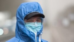 Блокпостта тұрған адам. Көрнекі сурет.